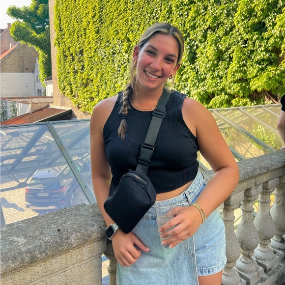 Meet your Posher, Anita - Picture 1 of 3